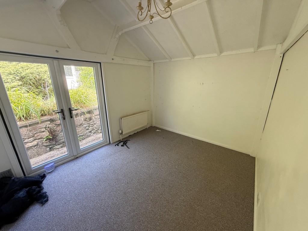 Lot: 177 - COTTAGE FOR IMPROVEMENT - Main bedroom